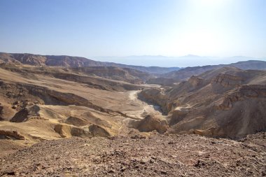 Mavi gökyüzüne karşı Eilat Red Canyon vadisi ve renkli dağların manzarası