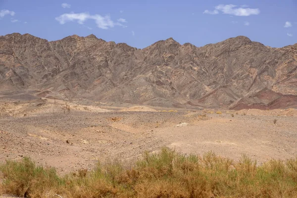 Vista laterale di montagne colorate di Eilat contro di cielo blu con nuvole — Foto Stock