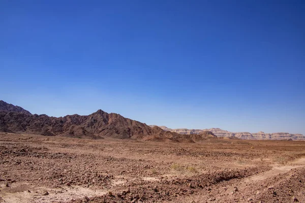 Veduta delle montagne colorate di Eilat contro il cielo blu — Foto Stock