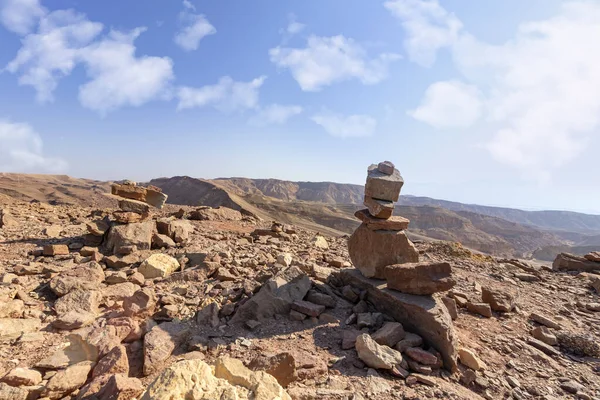 Utsikt över de färgglada bergen och dalen Eilat Red Canyon med rösen i förgrunden mot den blå himlen med moln — Stockfoto