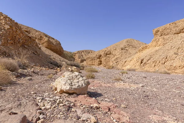 Vista de las coloridas montañas y el valle del Cañón Rojo de Eilat contra el cielo azul — Foto de Stock