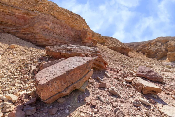 Fragmentos de penhascos de areia erosiva no Canyon Vermelho. Israel — Fotografia de Stock