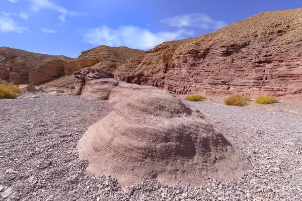 Fragmentos de penhascos de areia erosiva no Canyon Vermelho. Israel — Fotografia de Stock