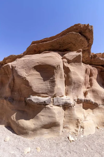 Passerella di pietra nello Spettacolare Canyon Rosso Slot. Israele — Foto Stock
