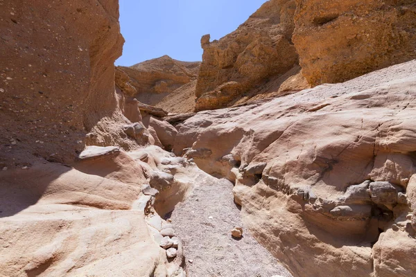 Passeio de Pedra no Desfiladeiro Vermelho de Fenda Espetacular. Israel — Fotografia de Stock