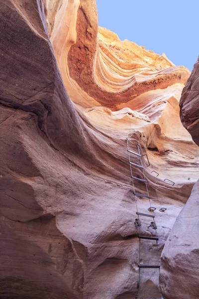 Spectacular stone mountain surfaces with stairs for climbing in the Red Slot Canyon. Travel — Stock Photo, Image