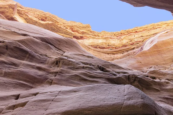 Superfícies espetaculares das montanhas de pedra no Canhão de Fenda Vermelha. Viagens — Fotografia de Stock