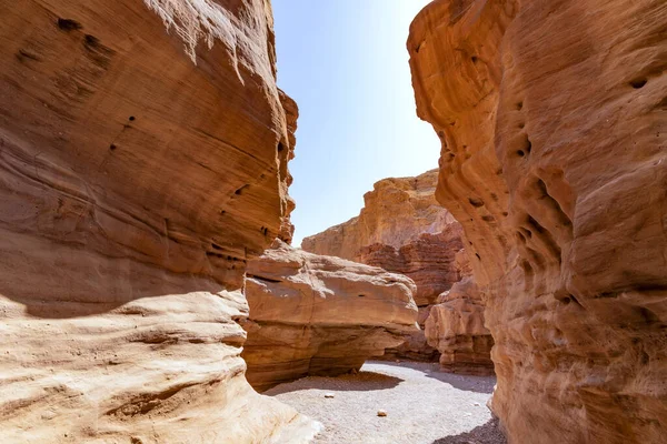 Spectacular Stone Walkway in the Red Slot Canyon. Travel — Stock Photo, Image