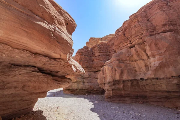 Spettacolare Passerella di pietra nel Red Slot Canyon. Viaggio — Foto Stock