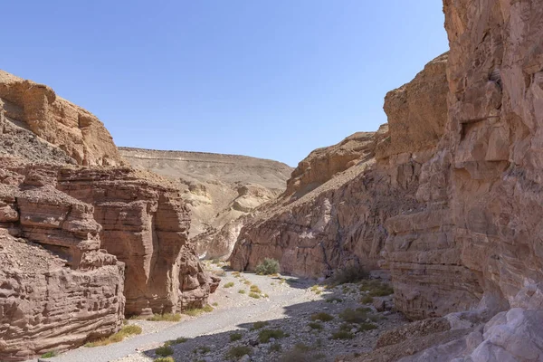 Spettacolare Passerella di pietra nel Red Slot Canyon. Turismo Israele — Foto Stock