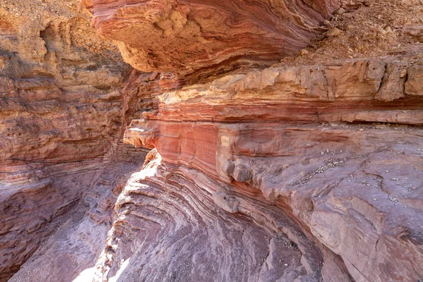 Захватывающие слоистые поверхности каменных гор в каньоне Красного Слота. Туризм — стоковое фото