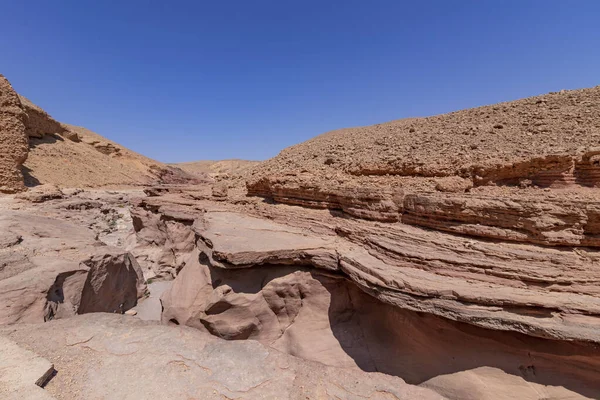 Kőhegyek látványos, réteges felületei a Vörös Slot Canyonban. Turizmus Izrael — Stock Fotó