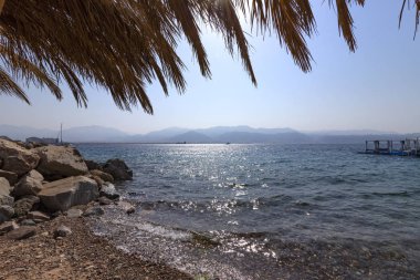 Eilat Körfezi 'nde yüzen bir iskelesi olan Rocky sahili.