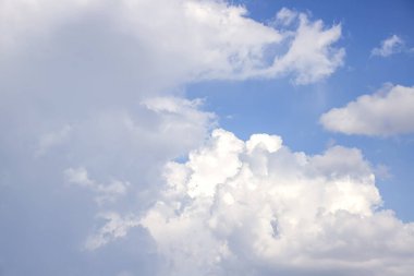 Beyaz bulutlu mavi gökyüzü. Arkaplan.