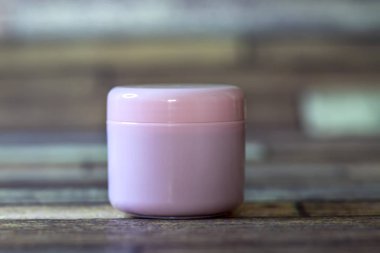Pembe kozmetik krem kavanozu bulanık arkaplanı kapat