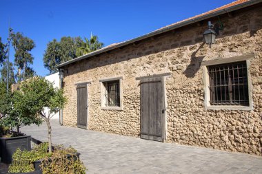 Kudüs taşından duvarları, ahşap kapıları ve parmaklıklı pencereleri olan antik binalar.