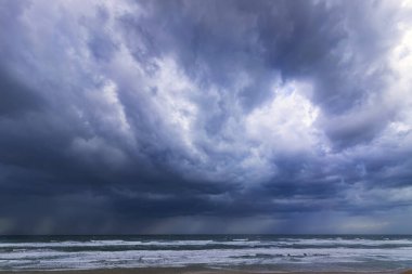Bir fırtına sırasında Akdeniz üzerindeki fırtınalı dramatik gökyüzü
