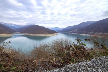 Winte 'deki Zhinvali rezervuarının resimli manzarası.