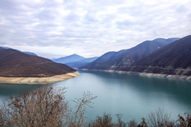 Kışın Zhinvali rezervuarının görkemli manzarası.