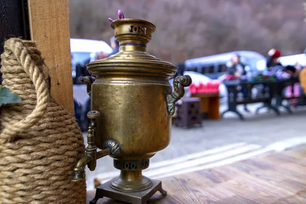 Samovar en cuivre sur fond flou . — Photo