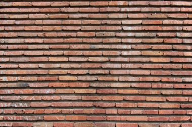 Kırmızı antik tuğlalardan oluşan duvar yüzeyi