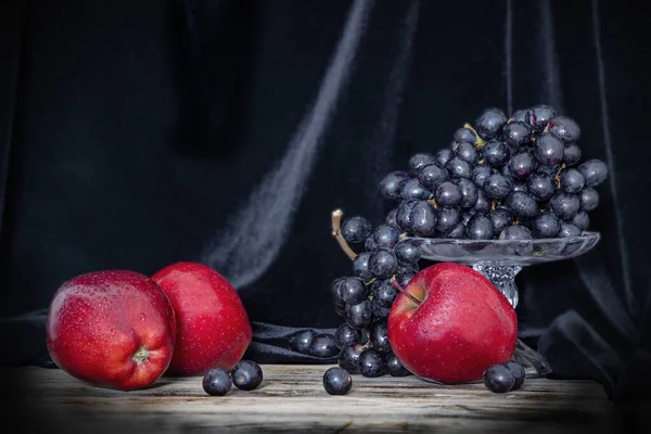 Nature Morte Pommes Rouges Raisins Noirs Sur Une Surface Bois — Photo