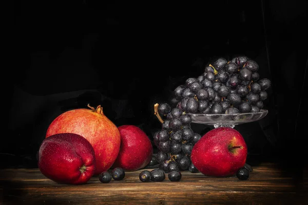 Nature Morte Pommes Raisins Noirs Grenade Sur Une Surface Bois — Photo