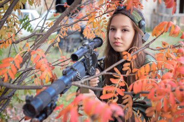 Lazer tag oynamaya silah ile genç kız