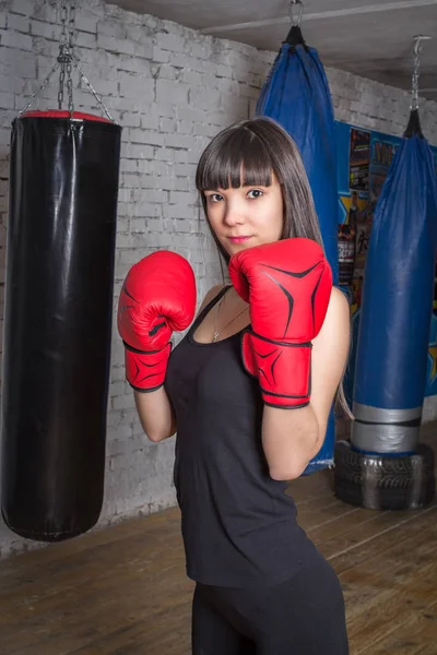 Chica delgada posando en guantes de boxeo — Foto de Stock