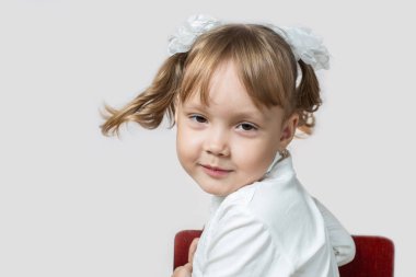 Küçük kız kafasını katlanmış