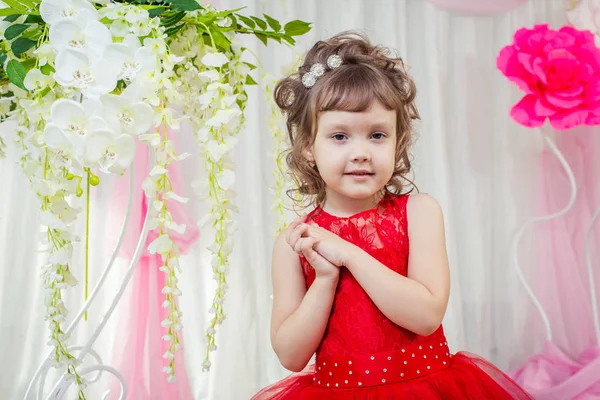 Menina em um vestido vermelho — Fotografia de Stock