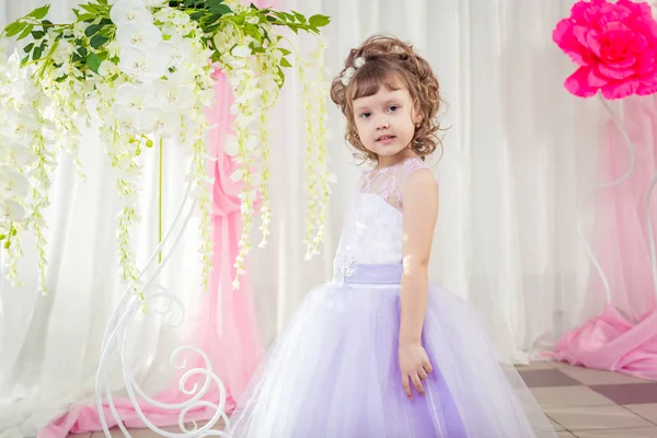 Malá holčička v krásné šaty — Stock fotografie