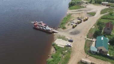 Nehri geçerken araba