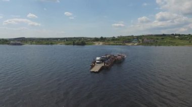 Nehri geçerken araba