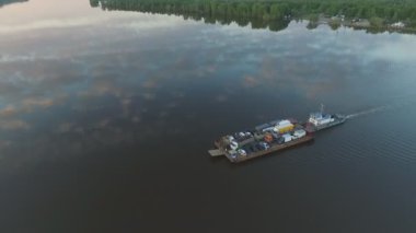 Araba feribot Nehri üzerinde