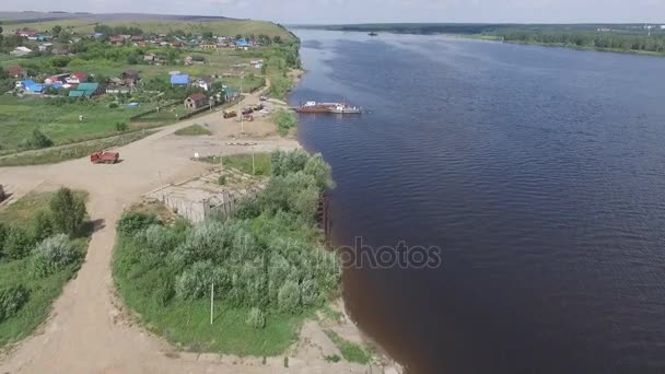 Cruzando coches a través del río — Vídeo de stock