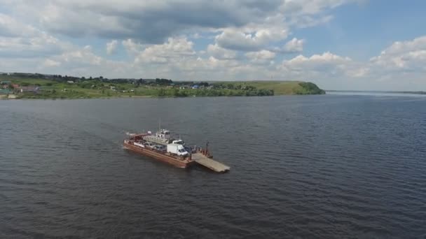 Autos überqueren den Fluss — Stockvideo