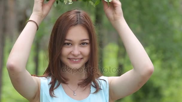 Belle fille met une couronne sur sa tête — Video