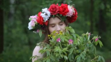 başında çiçek çelenk ile güzel kız     