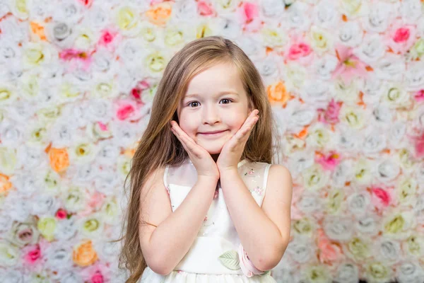 Портрет маленькой девочки на цветочном фоне — стоковое фото