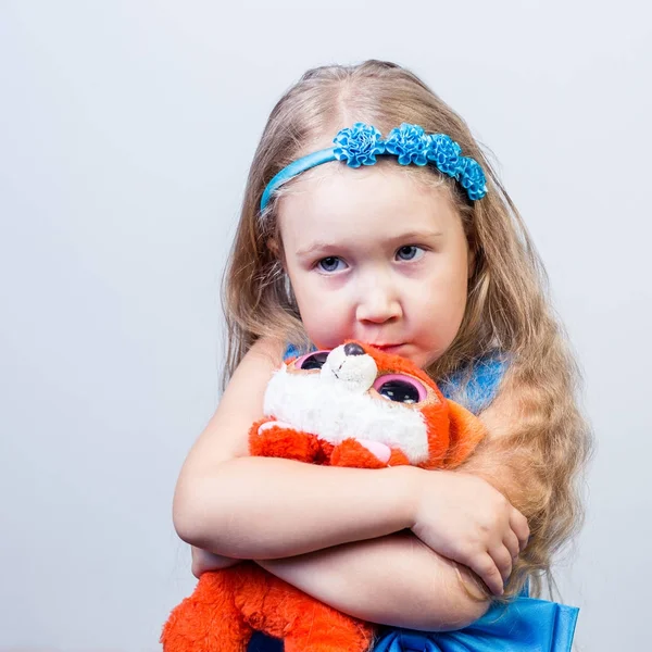 Ребенок обнимает игрушку — стоковое фото
