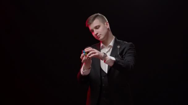 Illuzionista Trükköt Mutat Rubik Kockájával — Stock videók