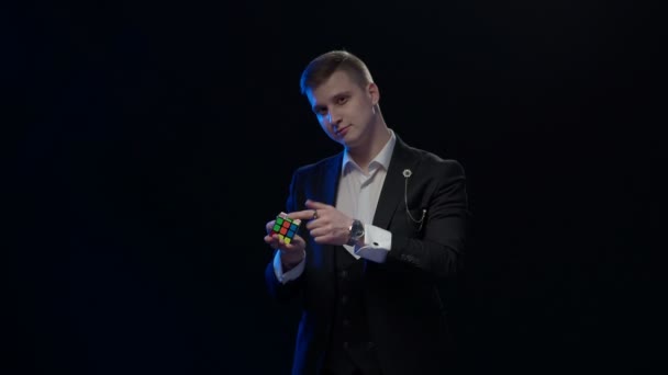 Illusionista Mostra Truque Com Cubo Rubik — Vídeo de Stock