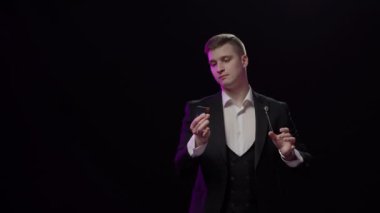 İllüzyonist kredi kartı numarası gösteriyor