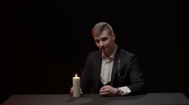 İllüzyonist ateşle ve mandalinayla numara yapıyor.