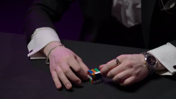 Iluzionista Ukazuje Trik Rubikovou Kostkou — Stock video