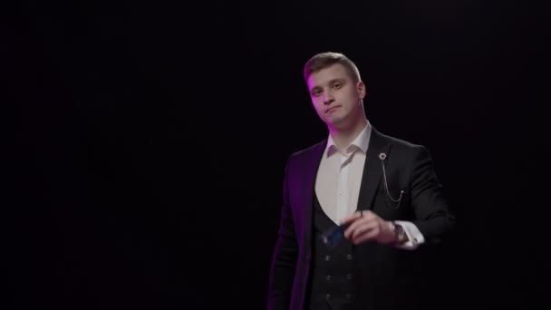 Illusionist Som Visar Kreditkortstrick — Stockvideo