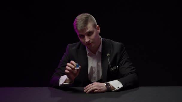 Illusionista Mostra Trucco Con Cubo Rubik — Video Stock