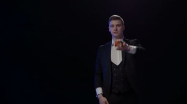 İllüzyonist iskambil kağıtlarıyla numara gösteriyor