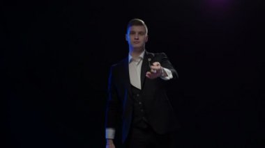 İllüzyonist iskambil kağıtlarıyla numara gösteriyor